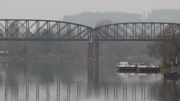 Залізничний міст через річку — стокове відео