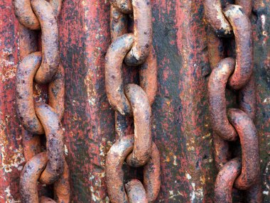 rotor üzerinde eski paslanmış zincirleri