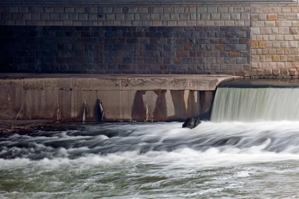 Cascada bajo un puente de la ciudad —  Fotos de Stock