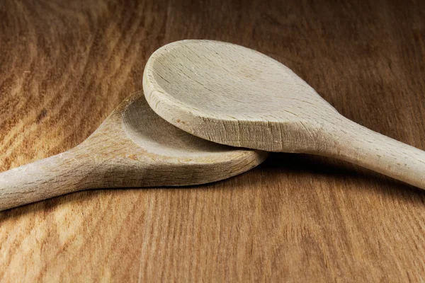 Cucharas de madera sobre una mesa — Foto de Stock