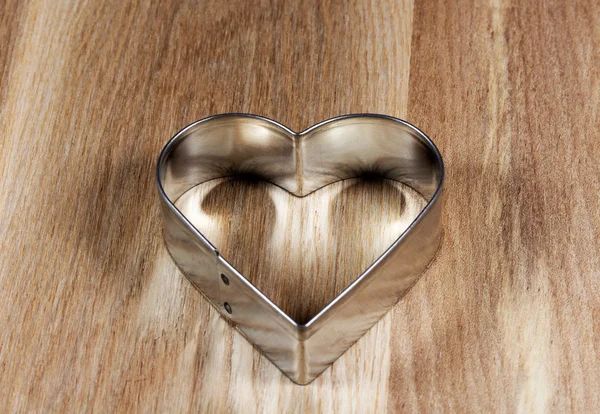 Moule à biscuits en forme de coeur sur surface en bois — Photo