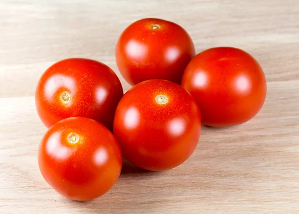 Kesme tahtasındaki domatesler — Stok fotoğraf