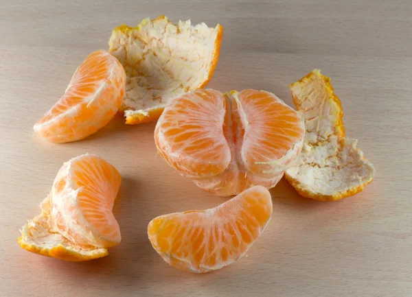 橘子和木制表面上皮 — 图库照片