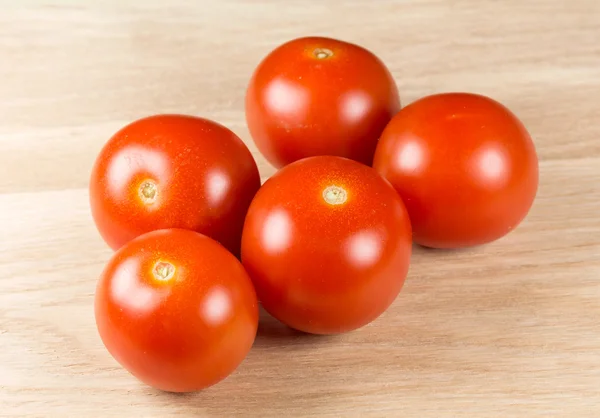 Kesme tahtasındaki domatesler — Stok fotoğraf