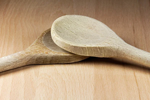 Cucharas de madera sobre la mesa — Foto de Stock