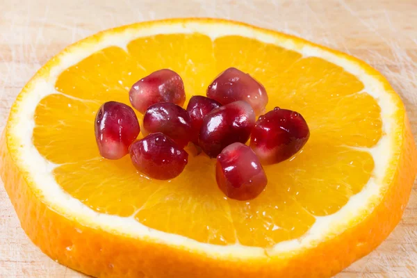 El fruto de la granada a la naranja — Foto de Stock