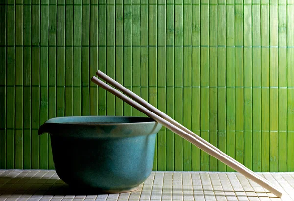 茶壶和反对草席筷子 — 图库照片