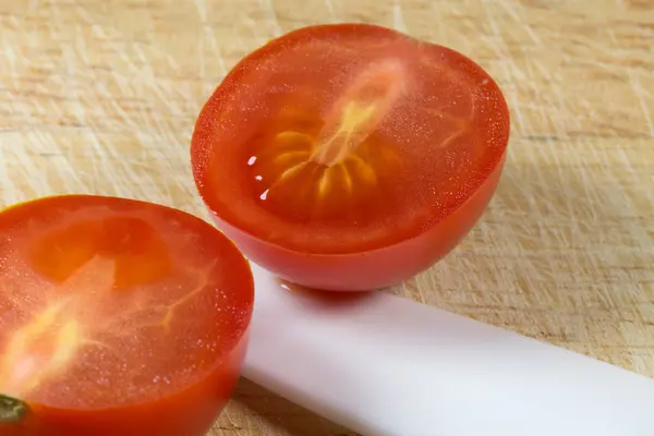 Tomates fatiados na tábua de corte — Fotografia de Stock