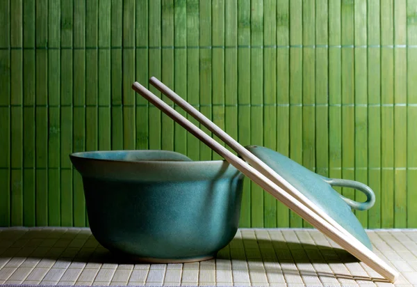 茶壶和筷子秸秆背景 — 图库照片