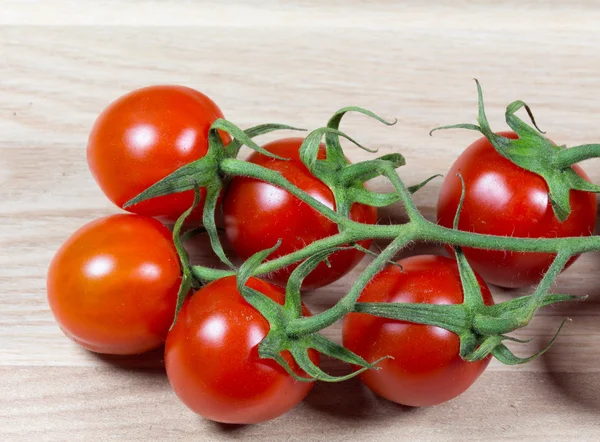 Tomates na tábua de corte — Fotografia de Stock