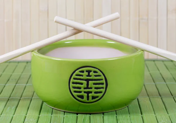 绿色茶壶和秸秆的背景上的筷子 — 图库照片
