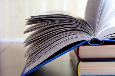 gri arka plan üzerine açık kitap