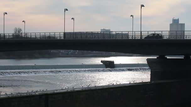 Puente de ciudad sobre un río — Vídeos de Stock