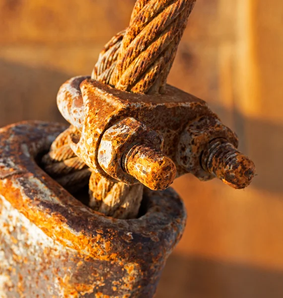 Rusty and a rope in sunlight — Stock Photo, Image