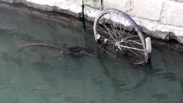 Bicicleta vieja en agua de río — Vídeos de Stock