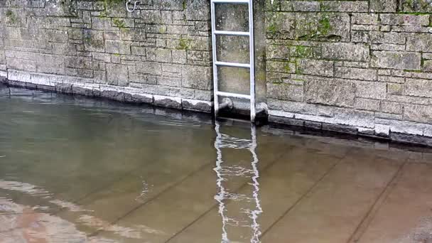 Metall stege på stenmuren på floden — Stockvideo