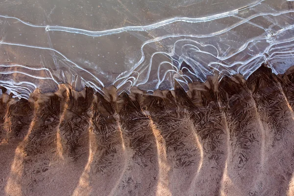 Заморожений і крижаний дно річки на сонці — стокове фото