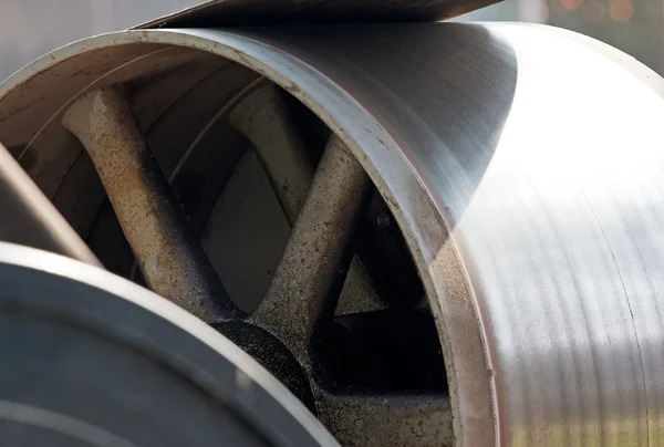 Rotor de metal y accionamiento de correa a la luz solar —  Fotos de Stock