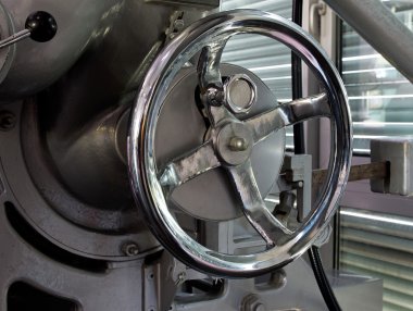 bir fabrikada metal krom kapak