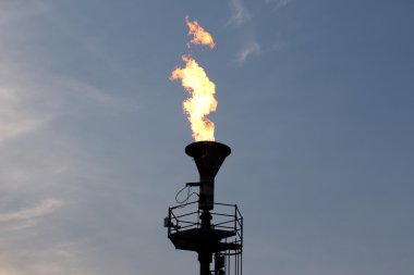 Petrol mavi gökyüzü günbatımı yanan meşale