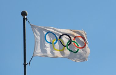 Olimpiyat bayrağı mavi gökyüzü güneş ışığı karşı
