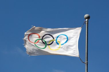 Olimpiyat bayrağı mavi gökyüzü güneş ışığı karşı