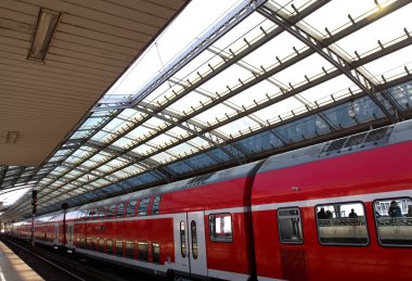 Köln tren istasyonunda tren