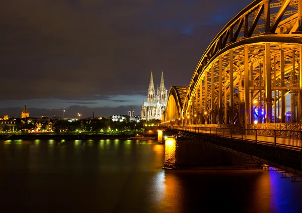Rheinbrücke gegen Kölner Dom in der Nacht — Stockfoto