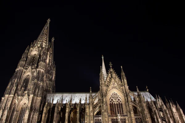 De Dom van Keulen tegen een zwarte nachtelijke hemel — Stockfoto