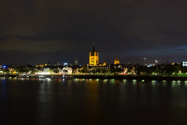 晚上莱茵河畔的科隆 — 图库照片