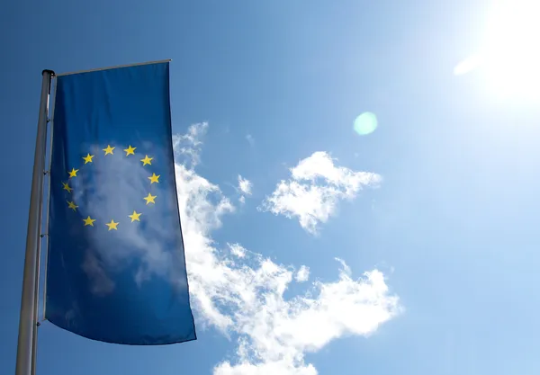 Vlag van de Europese Unie tegen de blauwe hemel — Stockfoto