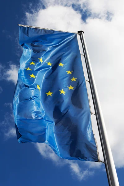 Vlajka Evropské unie proti obloze — Stock fotografie