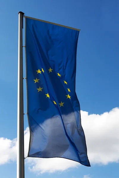 Bandera de la Unión Europea contra el cielo —  Fotos de Stock