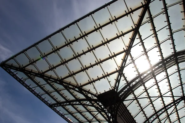 Das Glasdach eines Bahnhofs im Sonnenlicht — Stockfoto