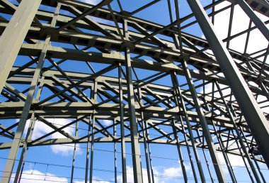 gökyüzü güneş ışığı altında demiryolu Köprüsü İnşaatı