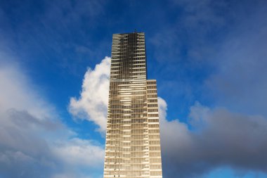 gökdelen karşı mavi gökyüzü ve bulutlar