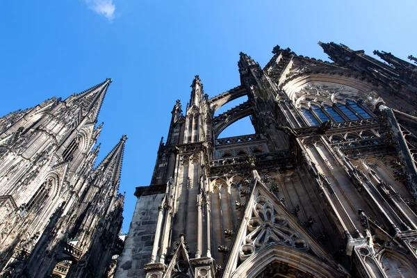 ドイツの青い空を背景ケルン大聖堂 — ストック写真