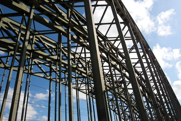 Costruzione di un ponte ferroviario contro il cielo alla luce del sole — Foto Stock