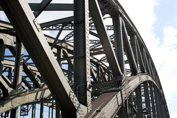 Costruzione del ponte ferroviario contro cielo in una luce del sole — Foto Stock