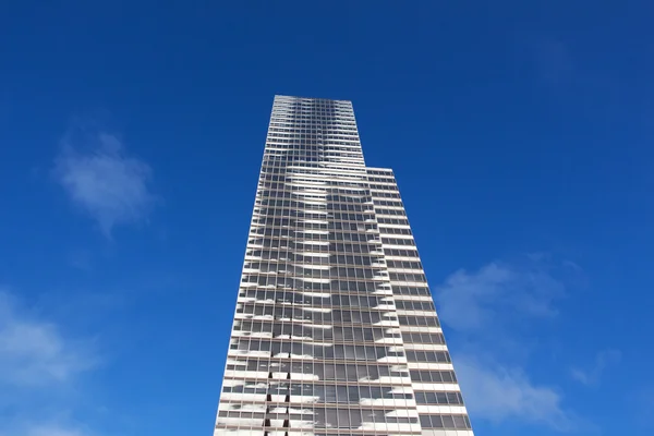 Skyscraper against blue sky — Stock Photo, Image