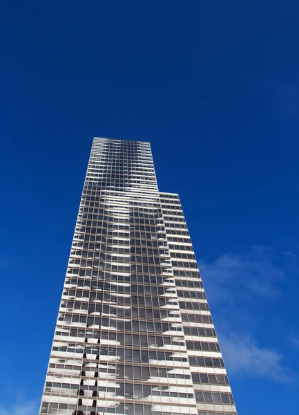 Skyscraper against the blue sky — Stock Photo, Image