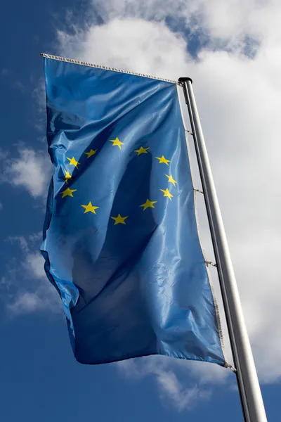 La bandera de la Unión Europea contra el cielo azul — Foto de Stock