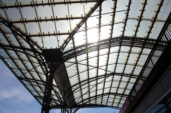 Le toit de verre de la station en plein soleil — Photo