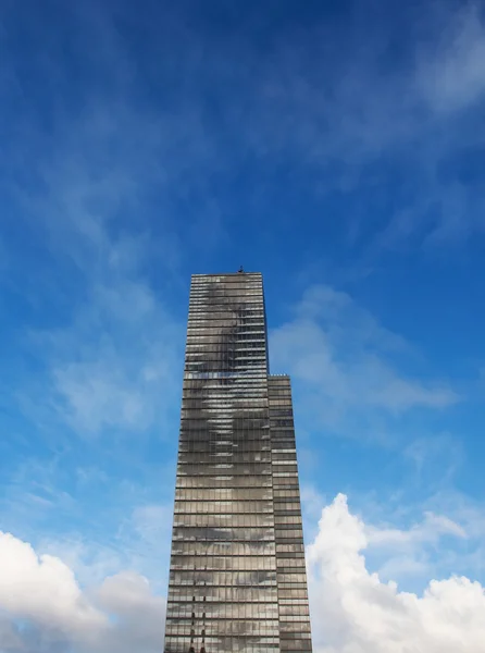 The Skyscraper against a sky and clouds — Stock Photo, Image