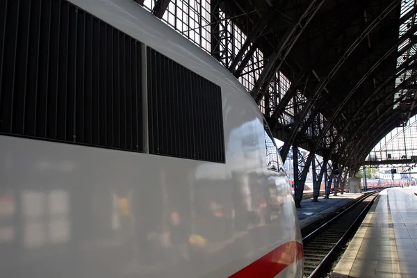 Träna på järnvägsstationen i Köln, Tyskland — Stockfoto