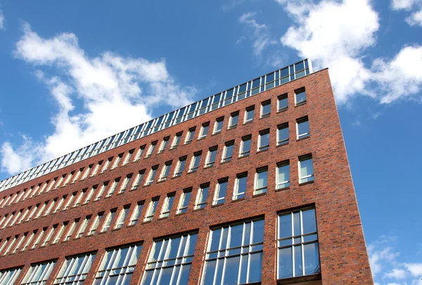 Panneaux solaires sur le toit d'un bâtiment — Photo