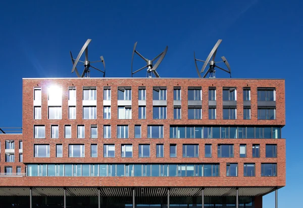 Vindkraftverk på taklägga av byggnaden — Stockfoto