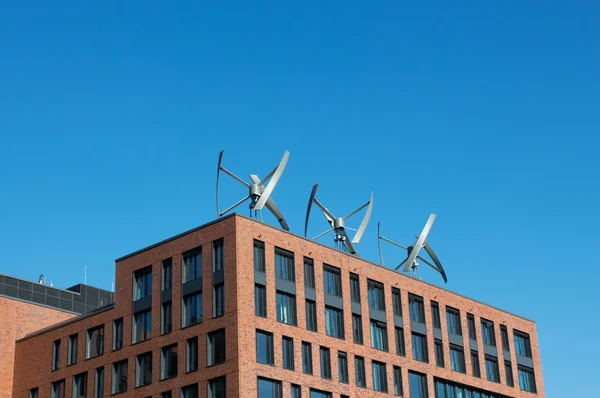 Вітрові турбіни на даху будівлі — стокове фото