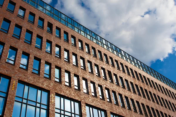 Panneaux solaires sur le toit d'un bâtiment — Photo