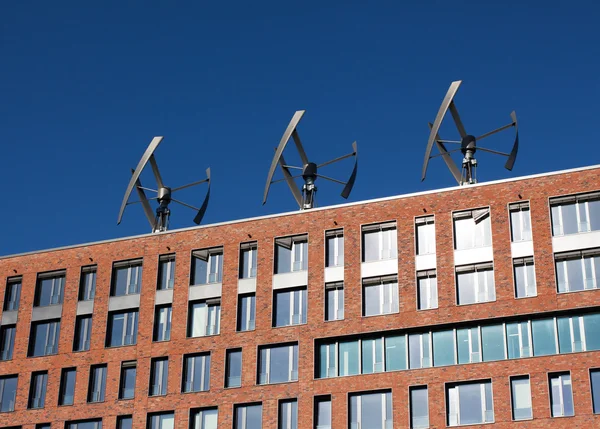 Turbinas eólicas en el techo del edificio — Foto de Stock
